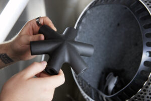 Fuse Blast System Mit Polier-Add-On Das Fuse Blast Polishing Add-on sorgt für eine glatte, abriebfeste Oberfläche von SLS-Druckteilen, ohne Material abzutragen. Perfekt für langlebige, hochwertige Endprodukte.