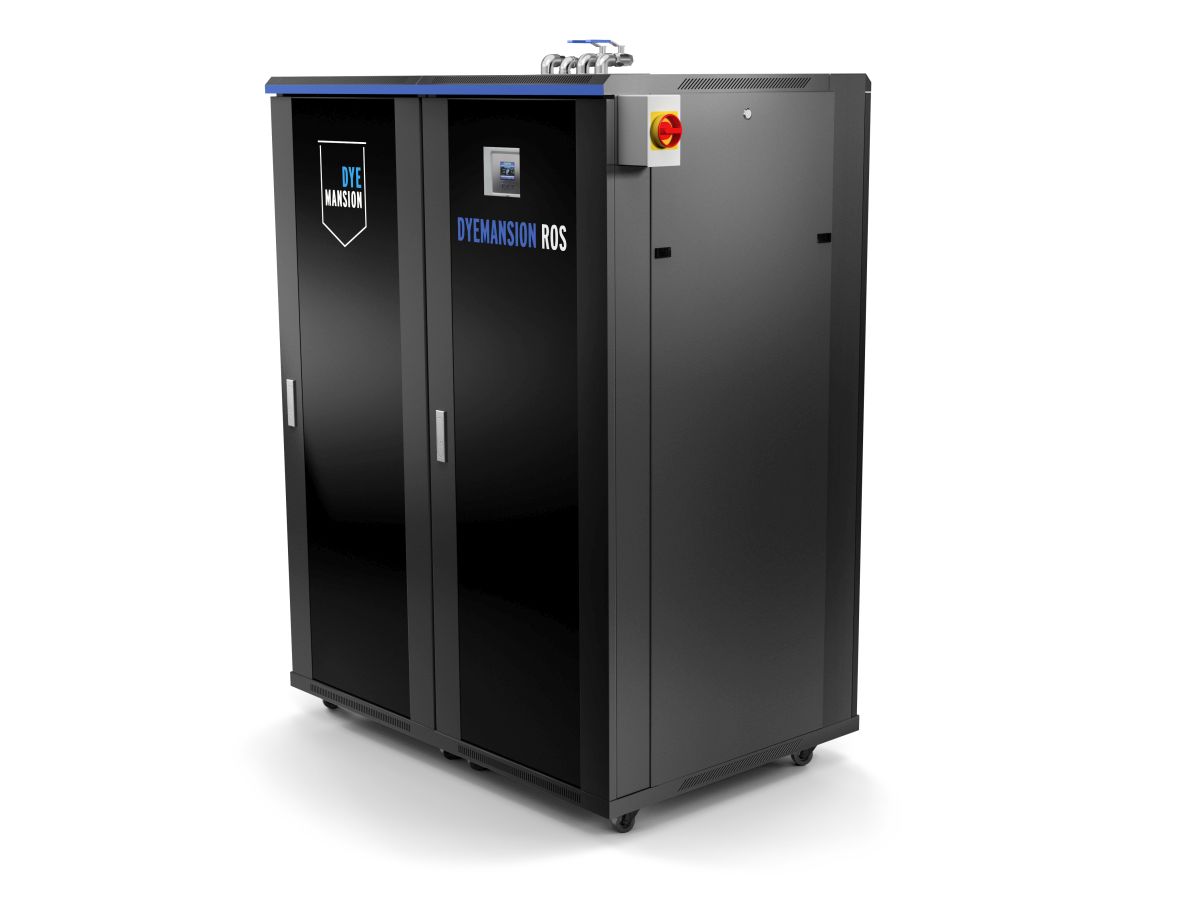 Reine Effizienz: DyeMansion ROS sorgt für optimale Wasserqualität in der additiven Fertigung. Osmoseanlage DyeMansion ROS für die Wasseraufbereitung in der additiven Fertigung, mit einer Kapazität von bis zu 200 Litern pro Zyklus.