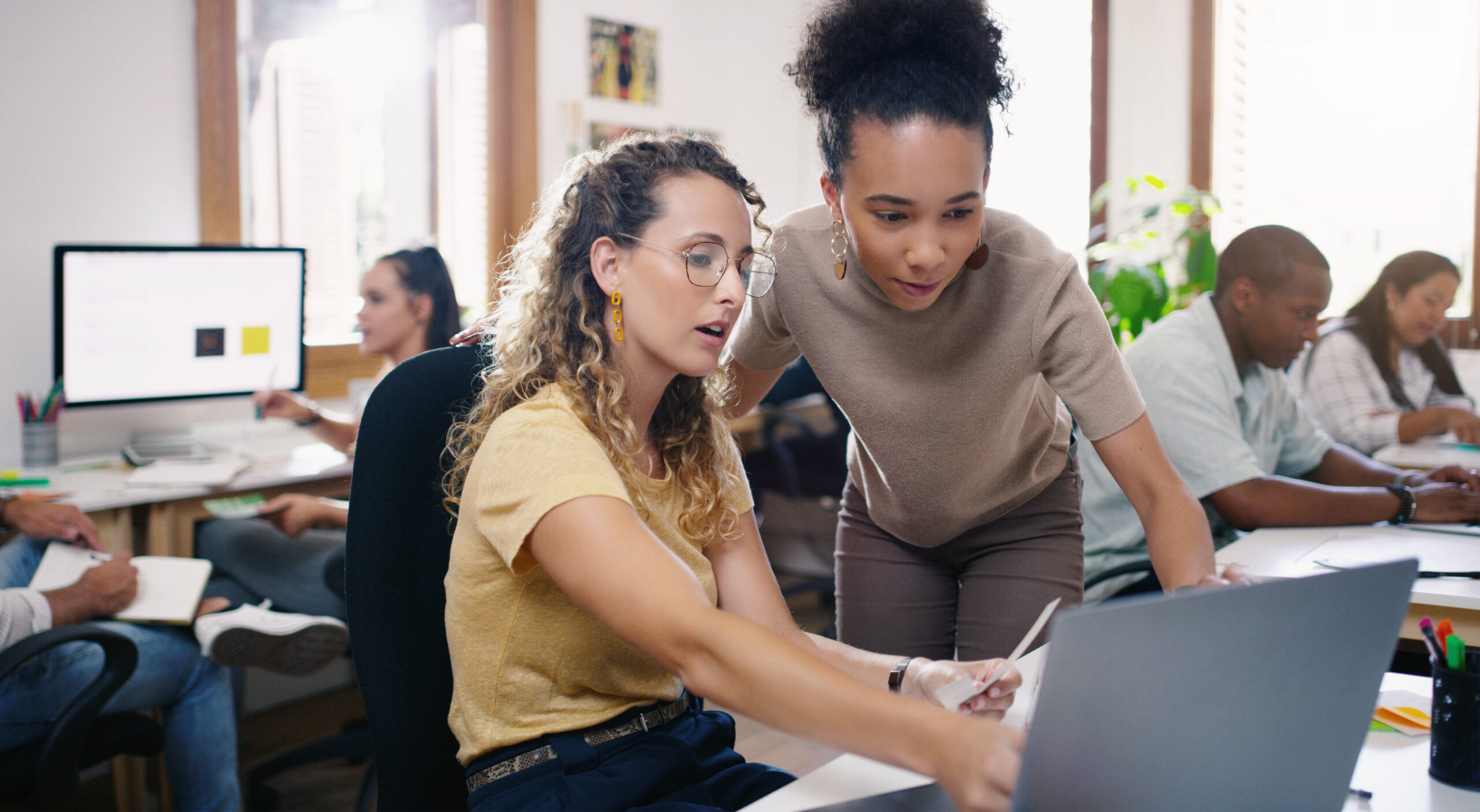 Floorwalking: Die perfekte Unterstützung am IT-Arbeitsplatz durch IT-Floorwalker Der persönliche Support am IT-Arbeitsplatz – Wertschätzung und Effizienz vereint