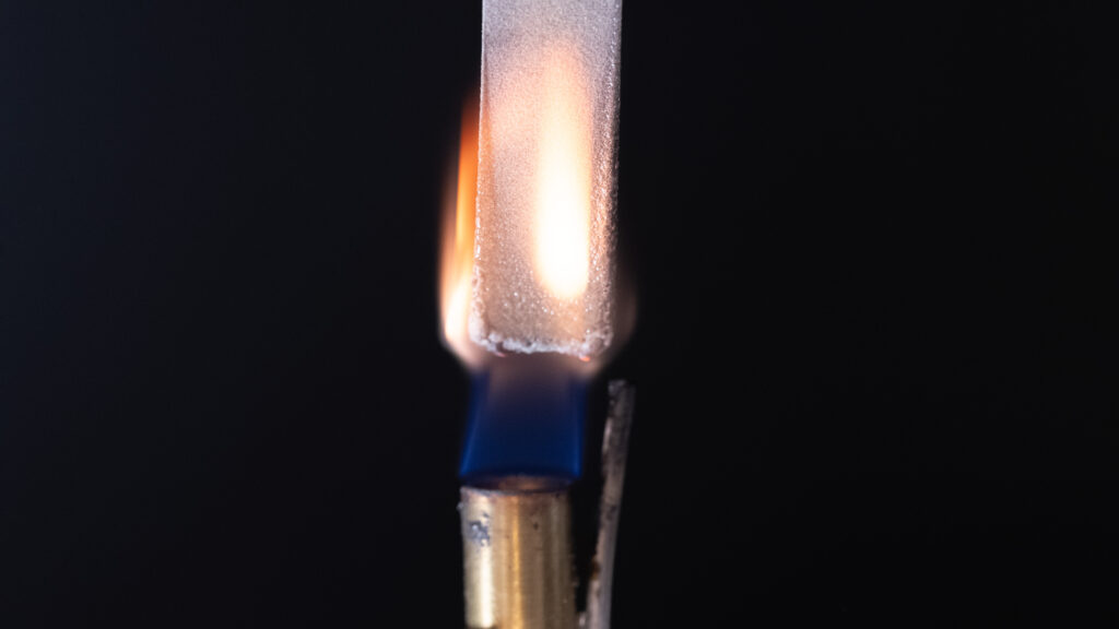Flammhemmende Kunststoffe für den 3D Druck: Innovation mit HP 3D HR PA12 FR Nahaufnahme eines flammhemmenden 3D-gedruckten Bauteils mit hoher Detailgenauigkeit